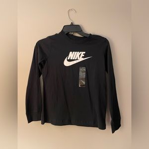 Nike Big Kids Long Sleeve T Shirt. Size M. New.